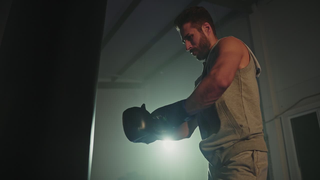Sessione di allenamento di un uomo che fa boxe