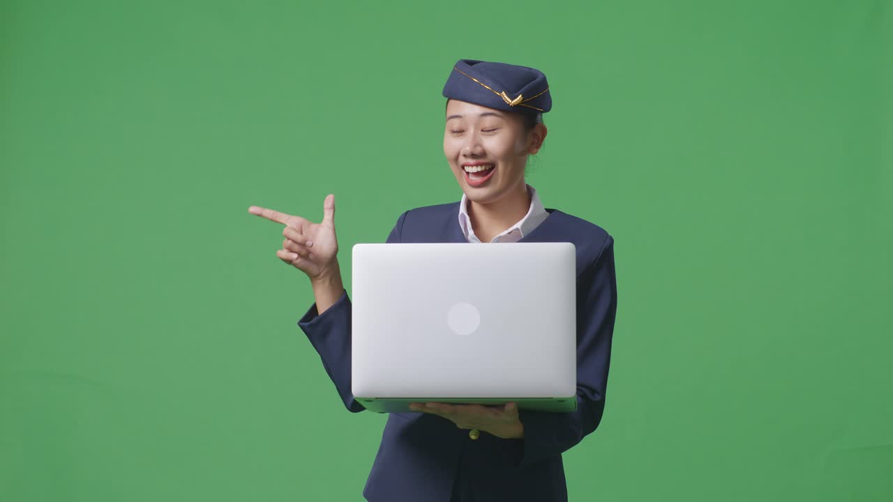 노트북을 사용하는 승무원