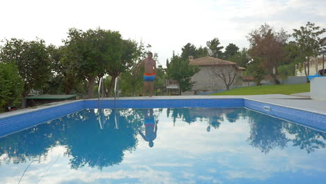 hombre saltando a la piscina al aire libre