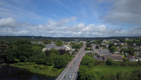 An-Einem-Sonnigen-Sommertag-Fährt-Eine-Motorradbande-Im-Konvoi-über-Einen-Fluss-Auf-Einer-Geraden-Straße-In-Richtung-Einer-Kleinen-Stadt