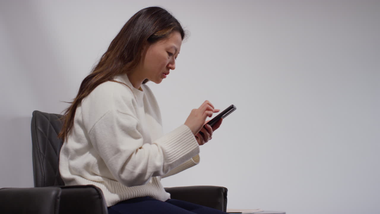 사무실 건물에서 스트레스를 받거나 불안한 여성이 인터넷이나 소셜 미디어 뉴스 메시지 또는 휴대 전화에 반응합니다.