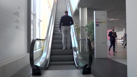 escaleras mecánicas en un edificio moderno