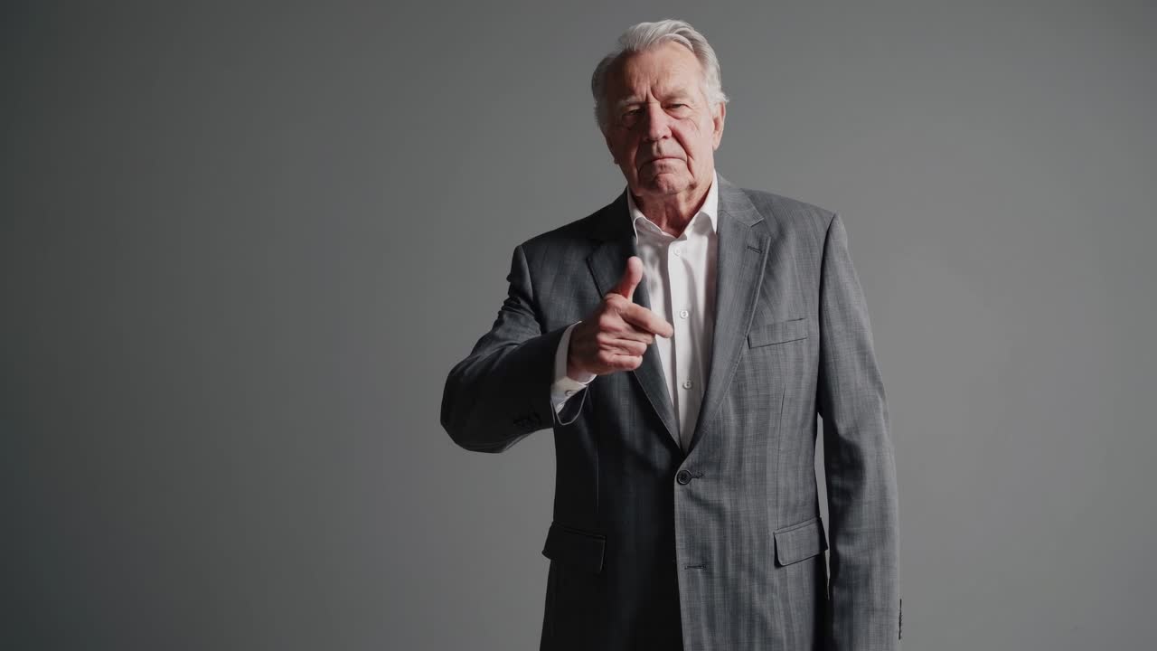 고위 사업가들이 엄지손가락을 올리고 있습니다.