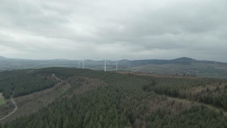 Refrescante-Vista-Panorámica-De-Las-Turbinas-Eólicas-En-La-Distancia-En-Un-Parque-Eólico-En-Wexford,-Irlanda