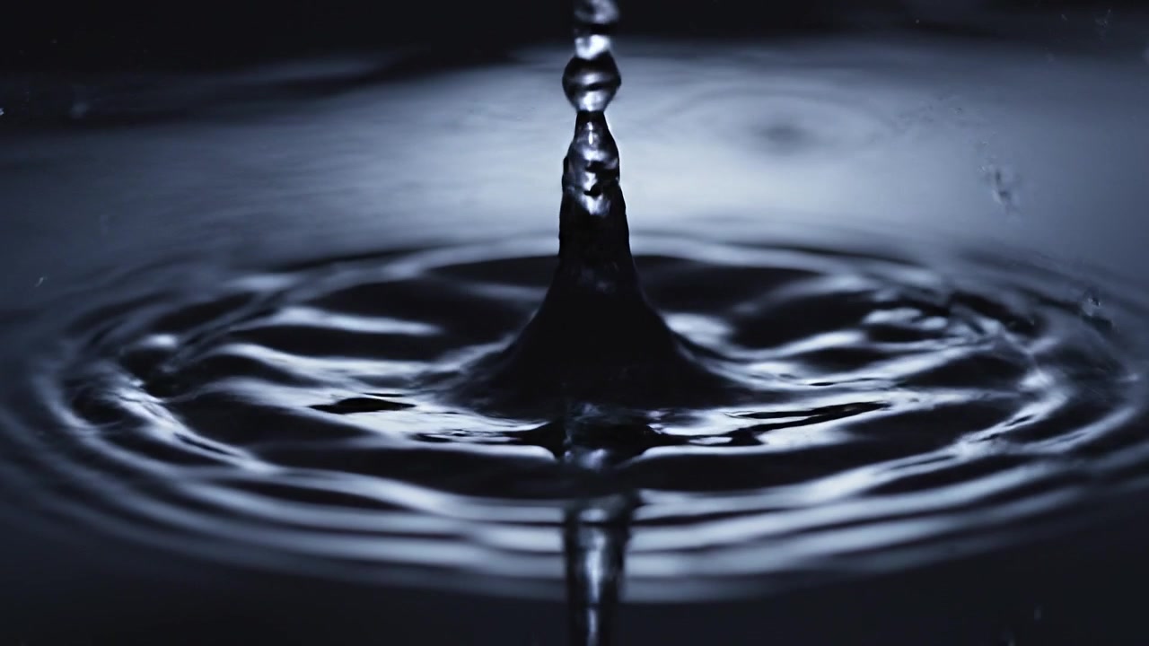 Dramatic High Speed Macro Photography of Water Crown Splash