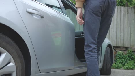 Un-Hombre-Entrando-En-El-Auto-Del-Lado-Del-Pasajero---Cierra-A-Cámara-Lenta