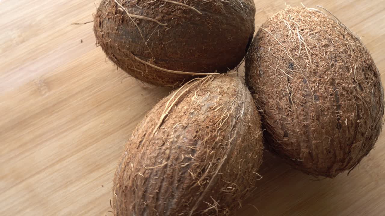 coco de cerca en el fondo de madera