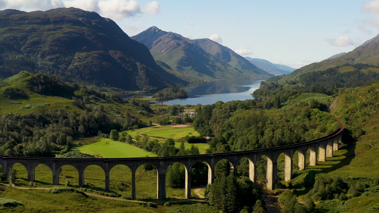 글렌피난 고가교에 있는 유명한 철교의 시네마틱 드론 샷