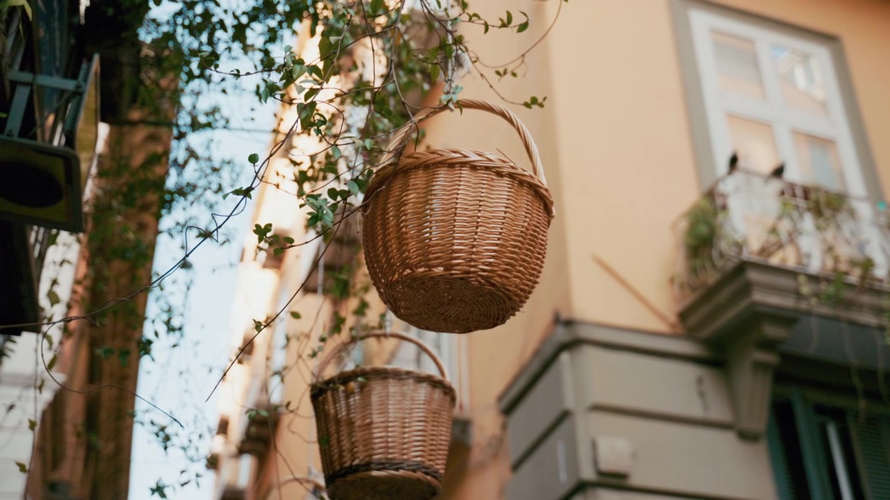 Cesti tipici napoletani appesi tra i palazzi