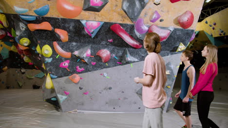 tres amigos en un gimnasio de escalada