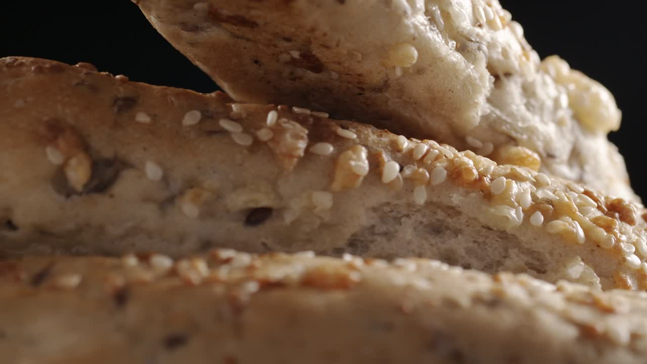 검은색 배경 에 회전 하는  바게트 의 비디오