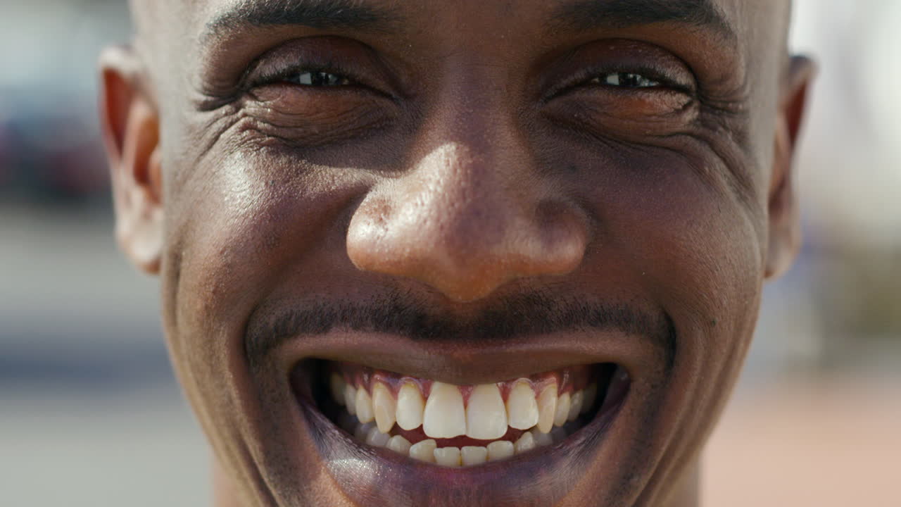 retrato en primer plano de feliz, emocionado