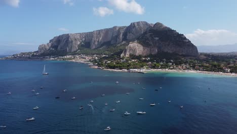 una vista increíble de la isla de san vito lo capo con el dron