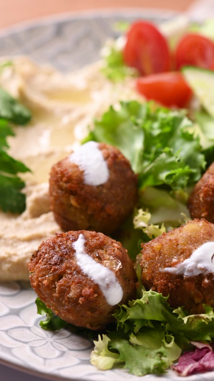 Falafel tradizionale servito con hummus e insalata fresca.