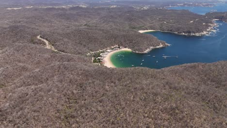 Explorando-Huatulco,-Oaxaca,-Panoramas-Aéreos-De-Las-Bahías-Del-Pacífico