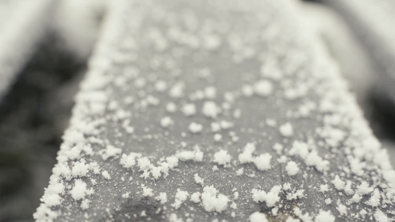 copos de nieve diminutos congelados en un objeto de metal, moviéndose hacia atrás