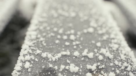 copos de nieve diminutos congelados en un objeto de metal, moviéndose hacia atrás