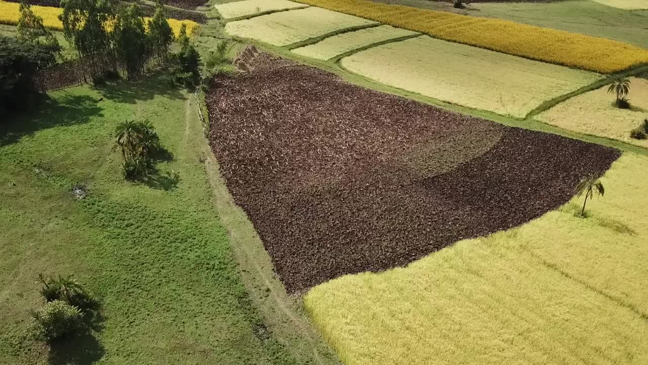 drone volando sobre una pequeña granja en etiopía