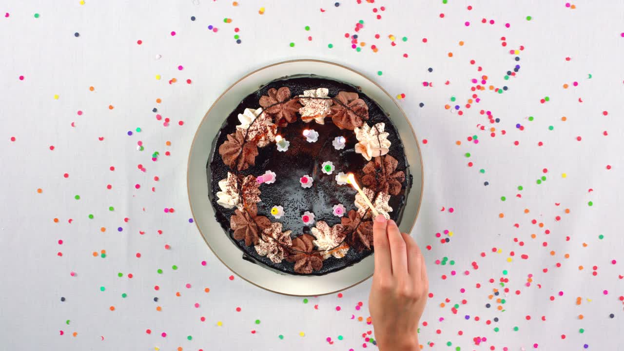 10개의 불이 달린 생일 케이크 422