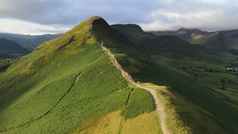 Ruta-De-Senderismo-Catbells-Distrito-De-Los-Lagos-Cumbria-Reino-Unido-Imágenes-Aéreas-De-Verano