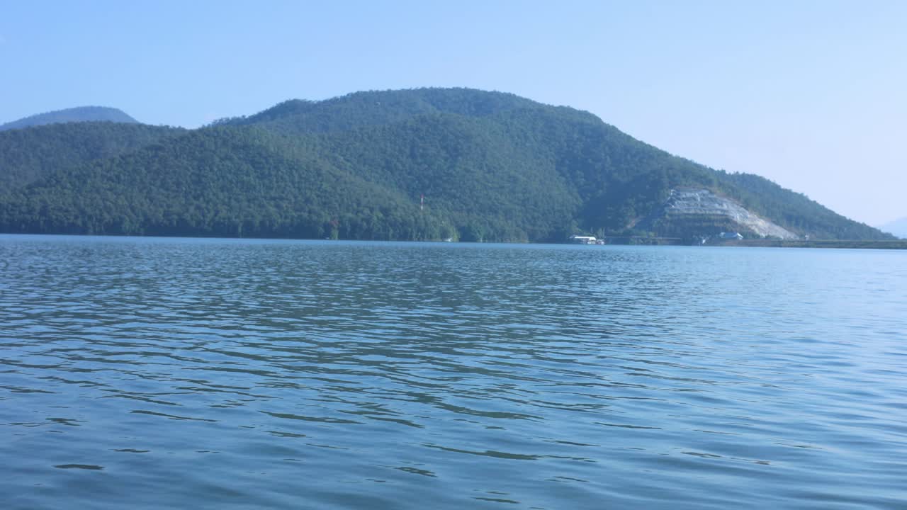 숲이 인 산과 은 하늘을 가진 평온한 물