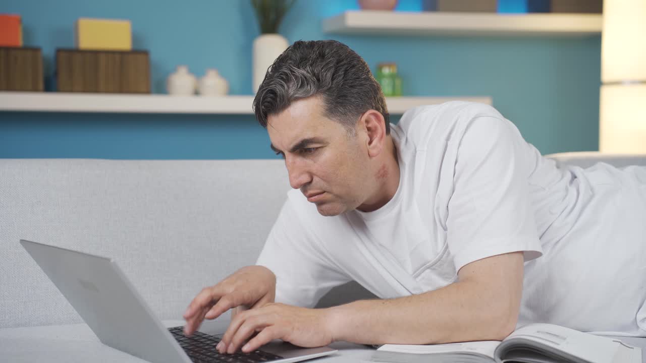 el hombre que trabaja en la computadora portátil se alegra.