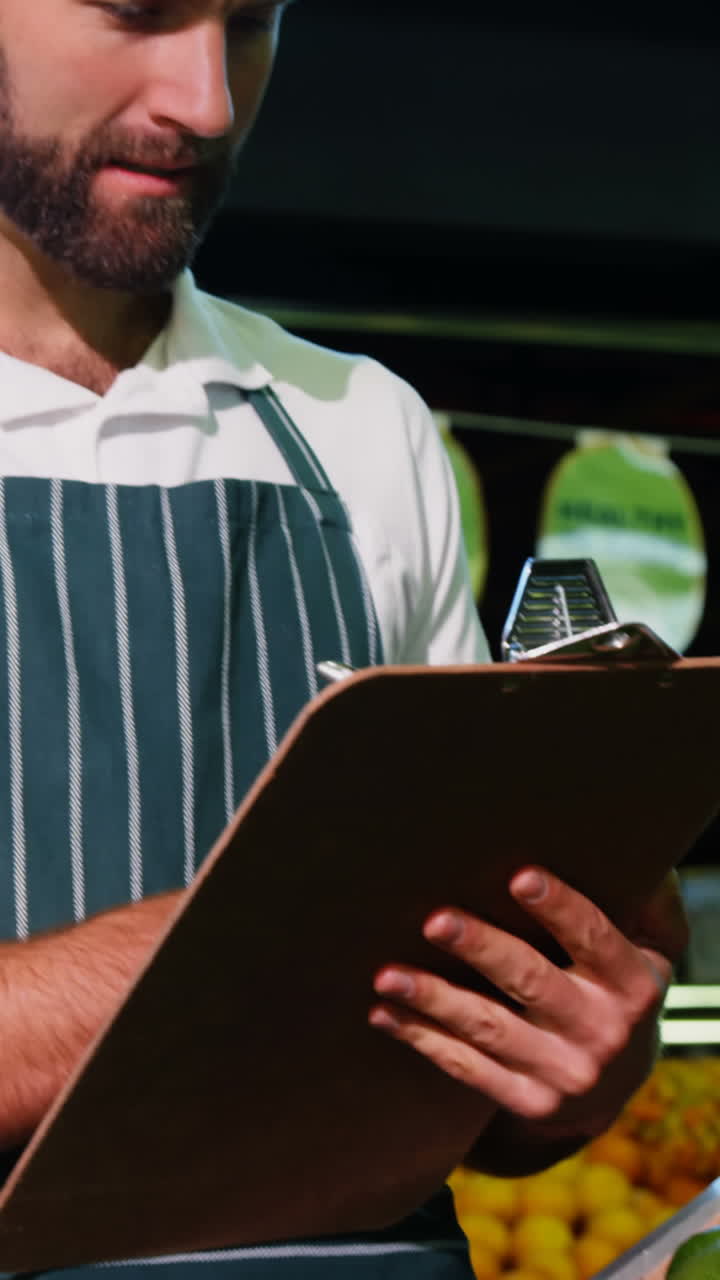 personal masculino que mantiene registros de frutas