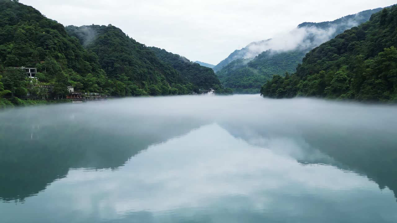 안개가 있는 강