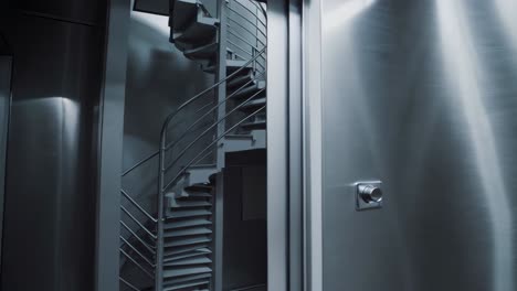 interior de la cocina industrial con escalera en espiral