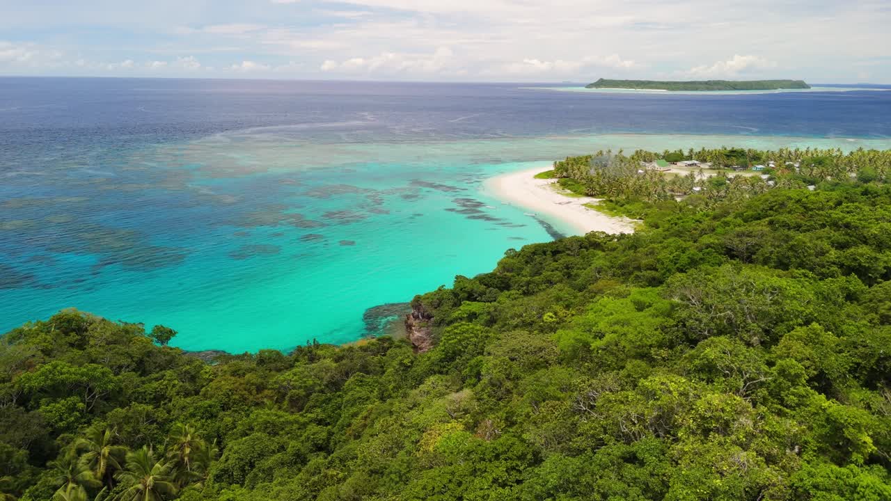 vuelo panorámico de drones sobre una isla remota en fiji