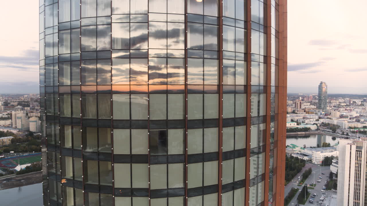 современный небоскреб с отражением заката