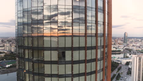 rascacielos moderno con reflejos del atardecer