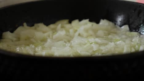 freír cebollas en una sartén con aceite