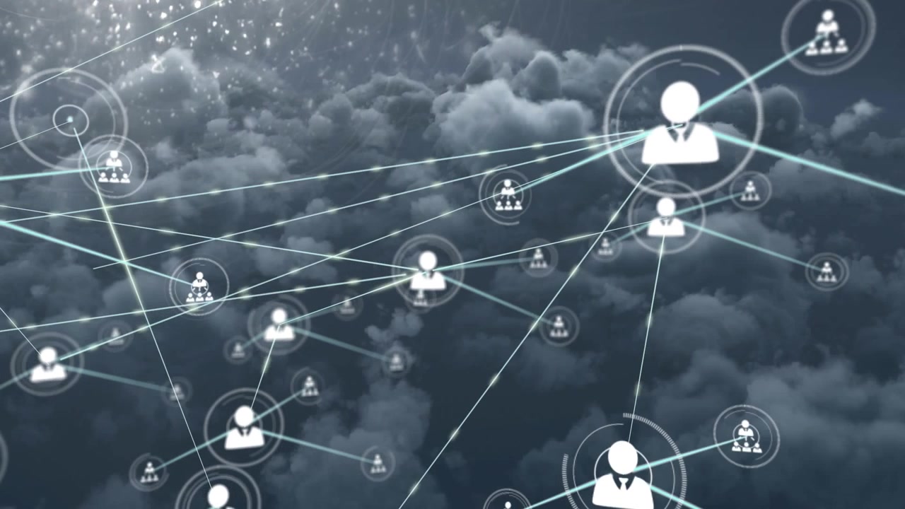 Animazione di una rete di icone di profilo su sfondo di nuvole scure