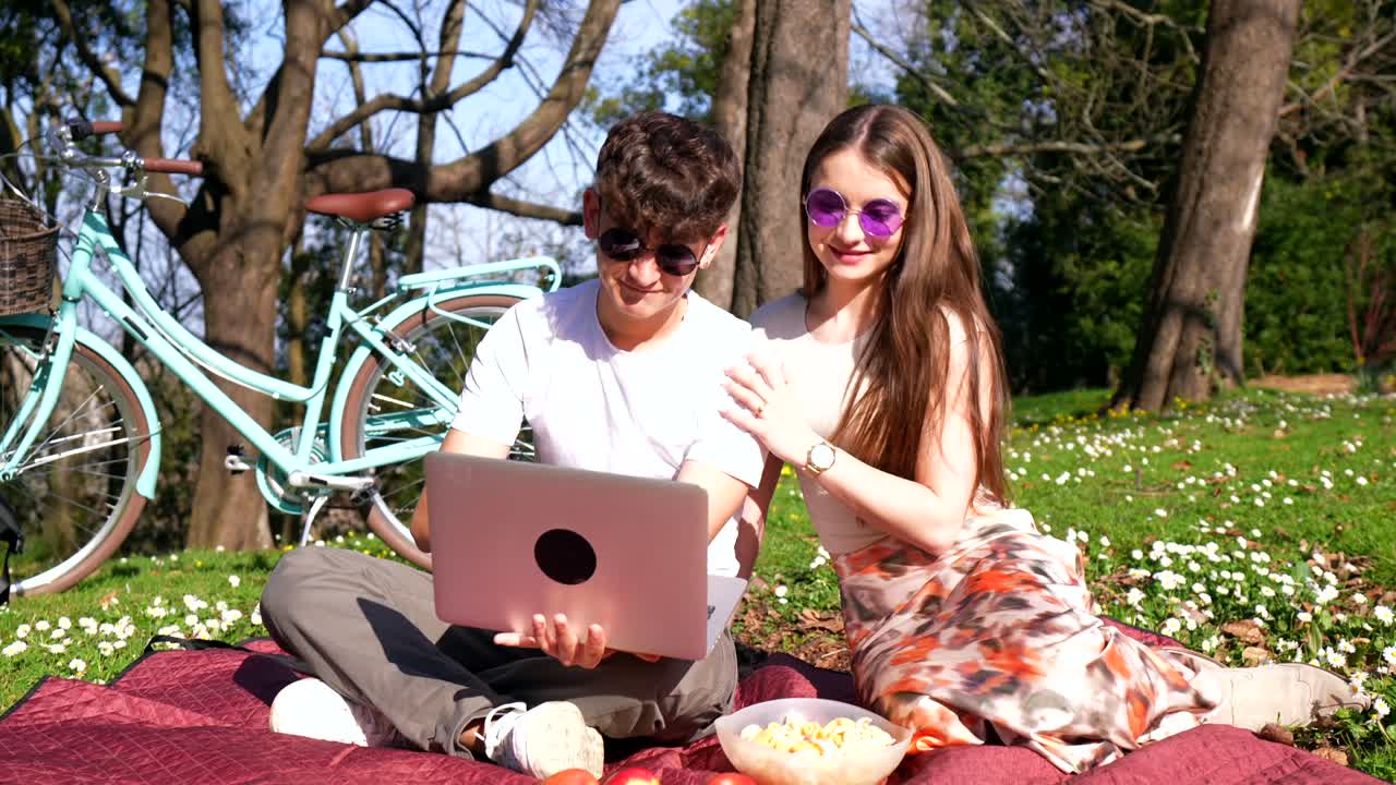 una pareja disfrutando de un picnic en el parque