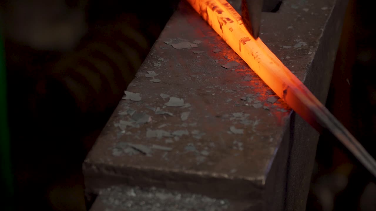 forja de metal de herrero en 4k