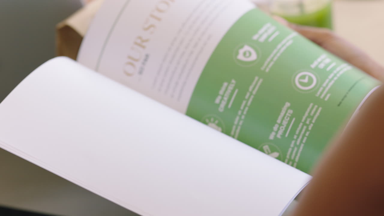 manos de mujer de negocios leyendo documento de propuesta corporativa paginando mirando la información de cerca