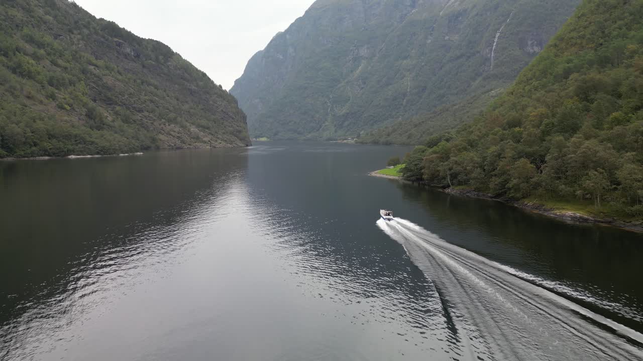 Följer båt genom den smala fjorden i Norge.