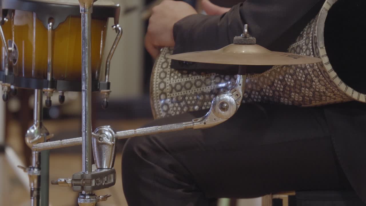 toma de teleobjetivo, artista masculino tocando percusión tabla darbuka طبل?