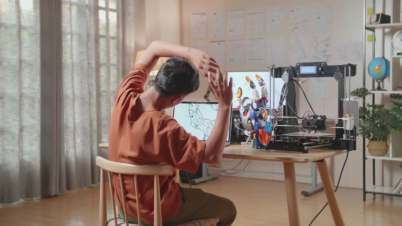 adolescente diseñando un modelo 3d en su computadora portátil