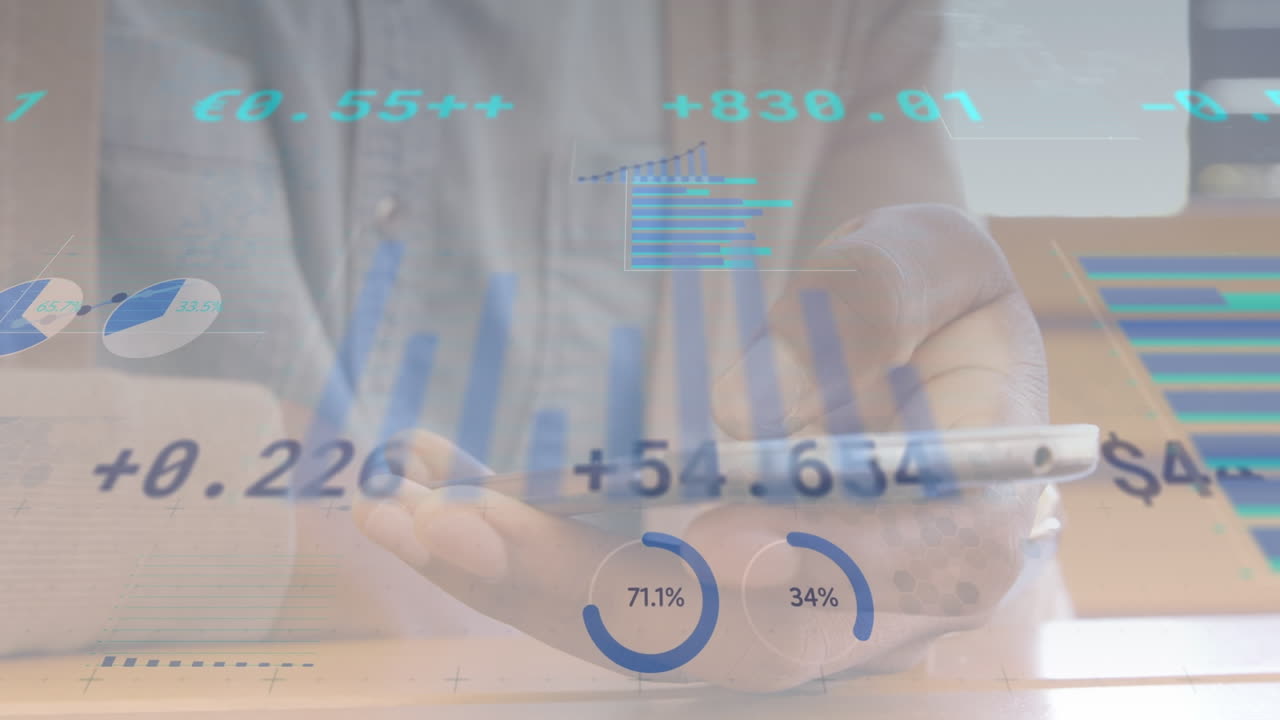 스마트 폰을 사용하는 두 인종 남자의 손을 움직이는 금융 데이터와 그래프의 애니메이션