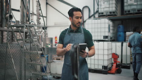 trabajadores de la fábrica inspeccionando el inventario