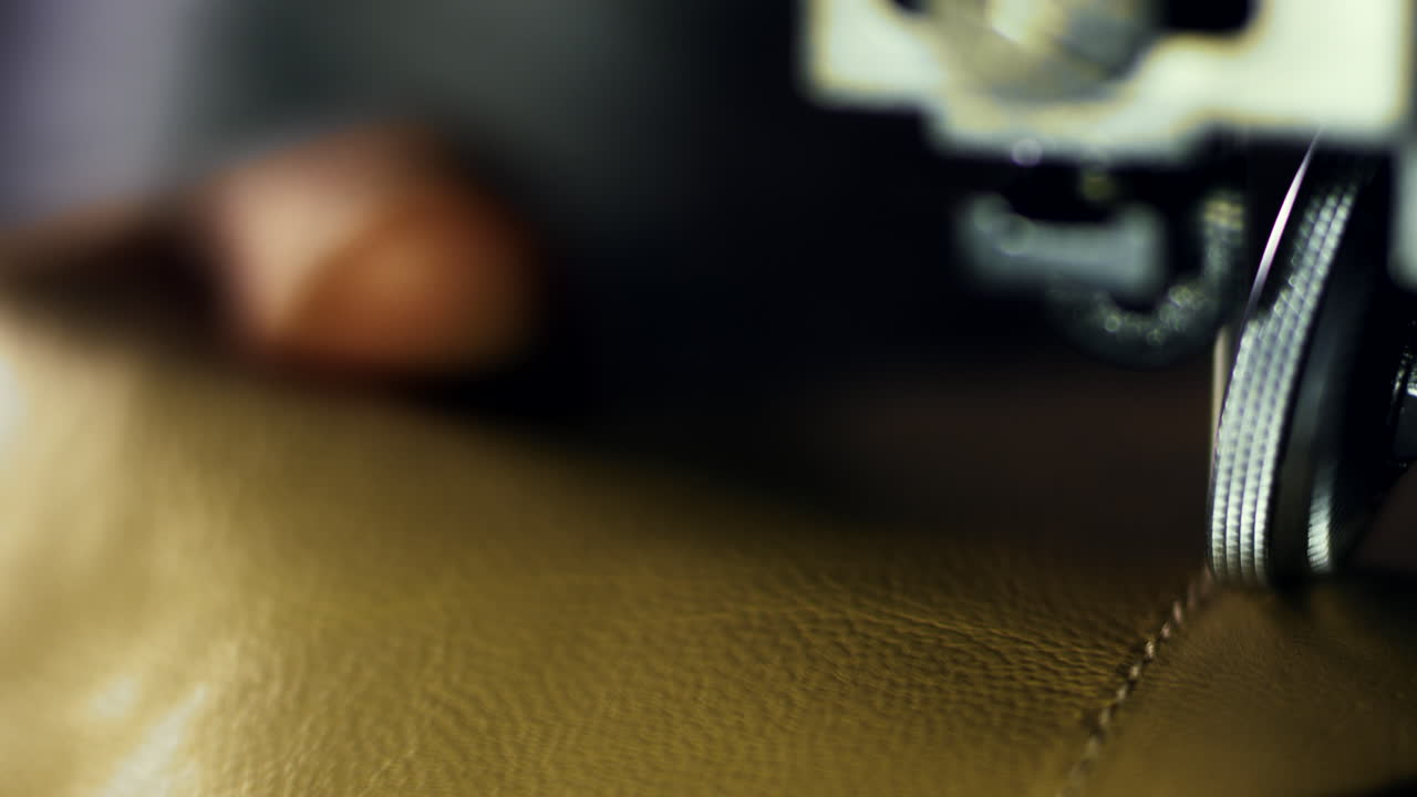 el trabajador de cuero termina de coser piezas de cuero. cerca de las manos del hombre trabajando