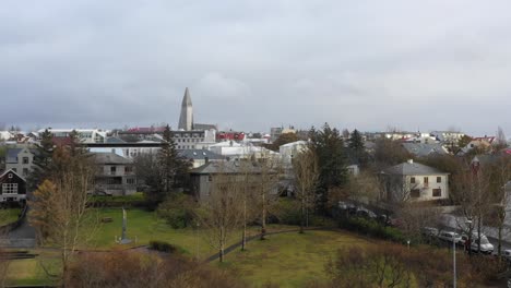 vista lejana de la torre de hallgrímskirkja, una iglesia parroquial luterana en reykjavik, islandia - disparo de drones