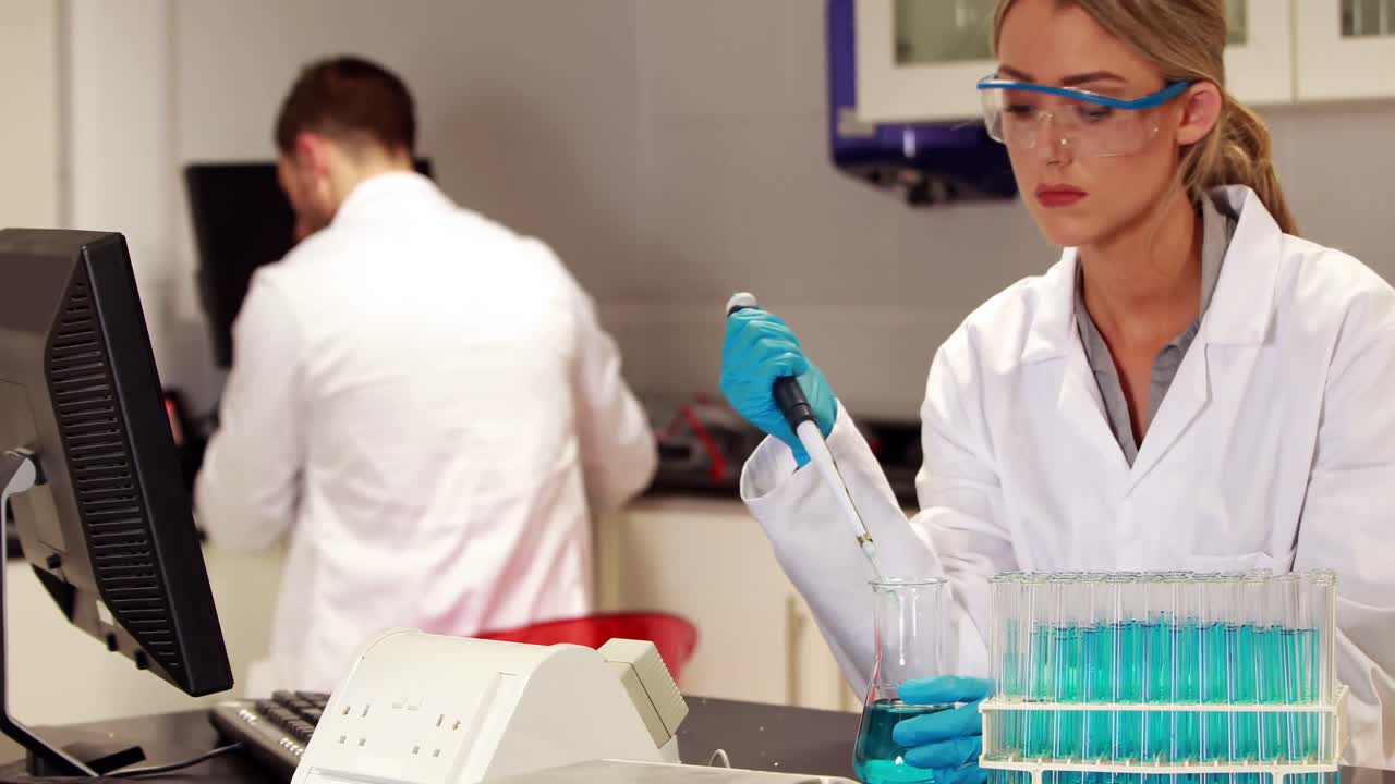 científico haciendo un experimento químico