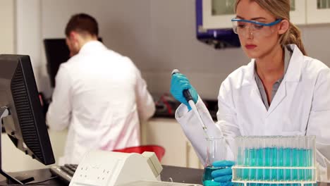 científico haciendo un experimento químico