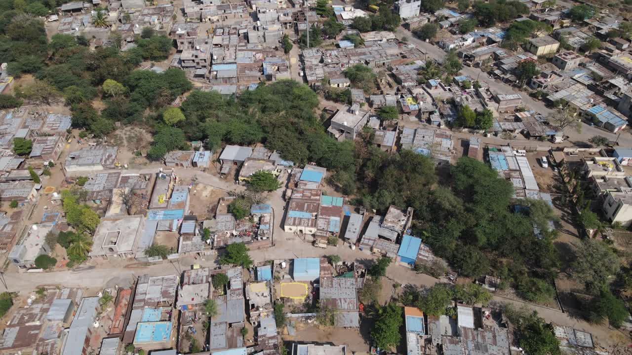 drone shot osmanabad ter india maharashtra granjas campo en pueblo luz del día vista de pájaro