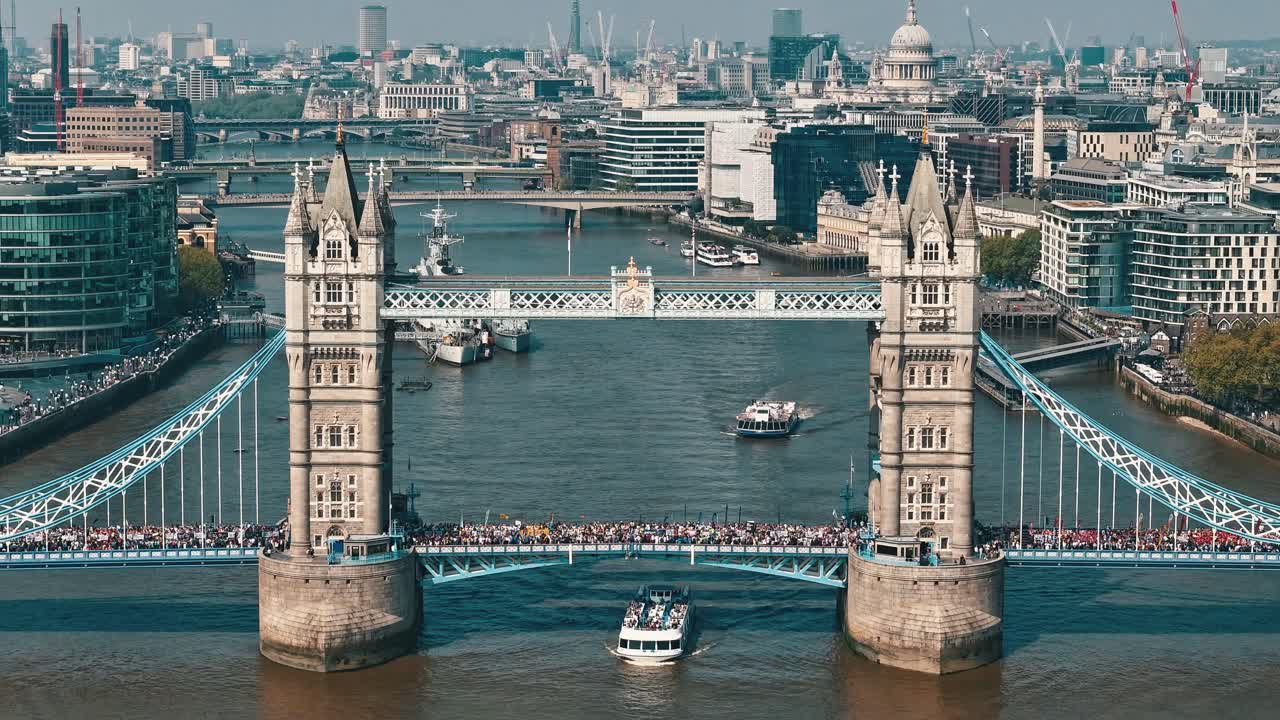 Stationary timelapse of Tower Bridge packed with marathon runners and passing boats