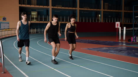 jóvenes corredores en la pista