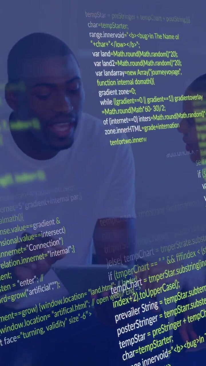 Ein Paar überprüft ein Tablet, wobei eine Person zeigt und die andere anleitet, während ein Code-Overlay für die Überprüfung eingeblendet wird.